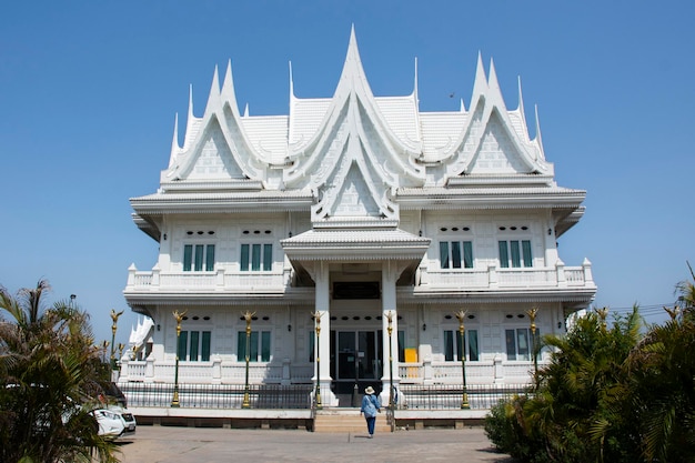 Oude paviljoenzaal of antiek klein heilig heiligdom voor thaise mensen bezoek respect bidden zegen wens heilig mysterie aanbidding in Wat Ku of Phra Nang Rua Lom tempel op 7 mei 2023 in Nonthaburi, Thailand