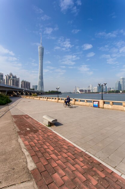 Oude personenfiets op stadsstraat, Guangzhou, China