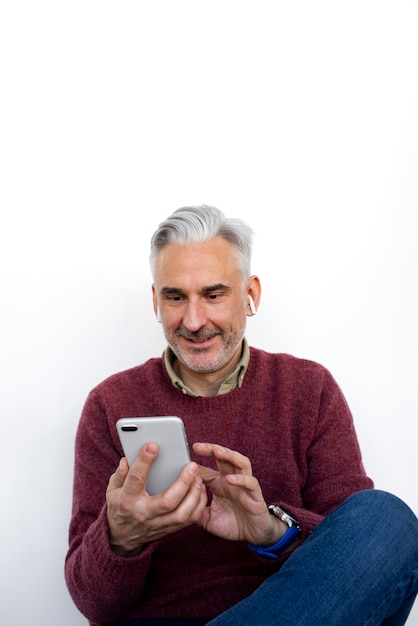 Foto oude persoon die technologie leert gebruiken