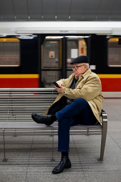 Oude persoon die technologie leert gebruiken