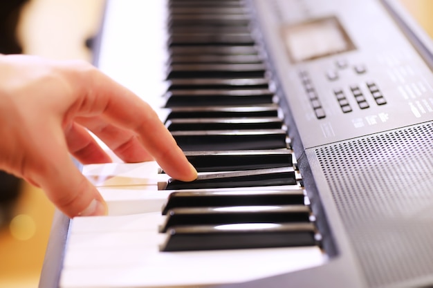 Oude pianotoetsen. close-up view.effect terug en witte kleur, muziekinstrument achtergrond concept