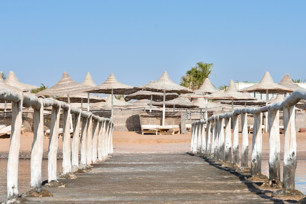 Oude pier met een houten hek aan de kust van de zee strand