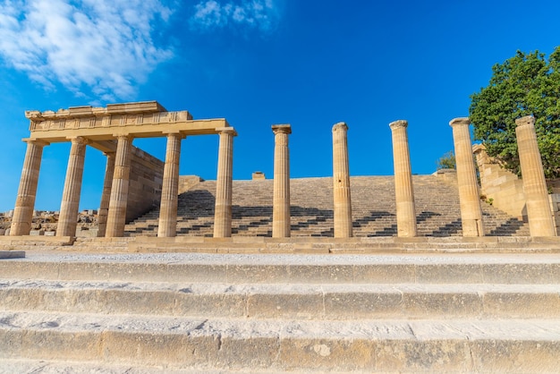 Oude pilaren van de Akropolis van Lindos op het eiland Rhodos