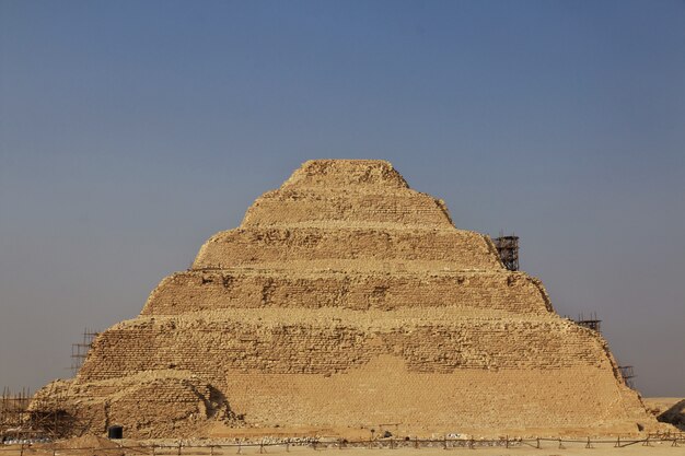 Foto oude piramide van sakkara in de woestijn van egypte