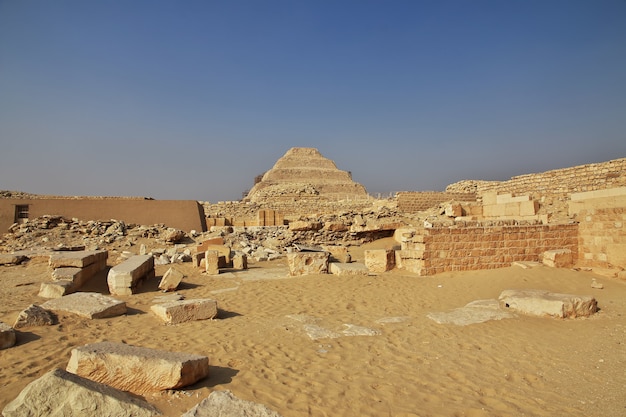 Oude piramide van Sakkara in de woestijn van Egypte