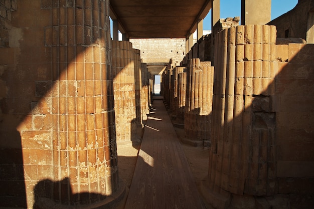 Oude piramide van Sakkara in de woestijn van Egypte