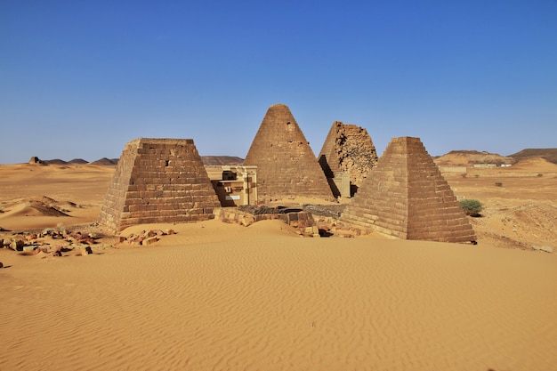 Oude piramides van Meroe in de Saharawoestijn, Soedan