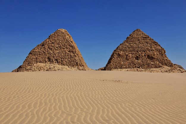 Foto oude piramides van nuri in sahara desert, sudan