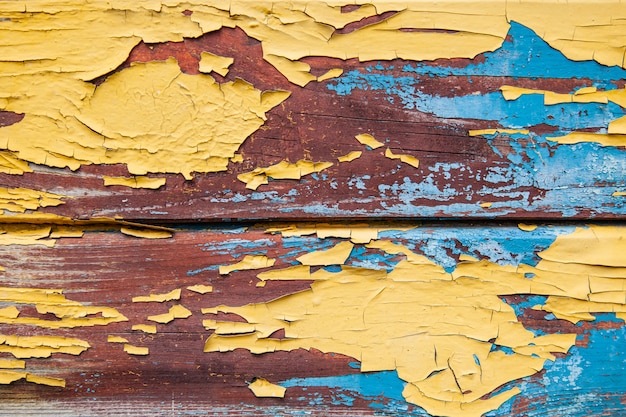 Oude planken geschilderd in gele en blauwe kleur