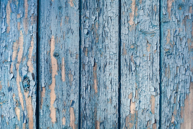 Oude planken met afbladderende blauwe verf