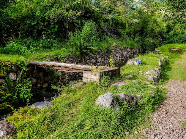 Oude poort en brug in een dorp in de heilige vallei van de Inca's