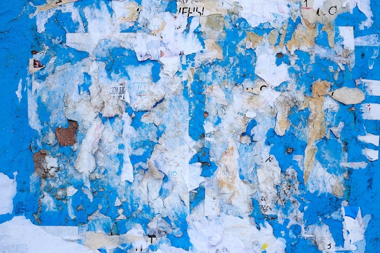 Oude posters. Gescheurde posters. Gescheurd papier