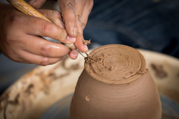 Oude pottenbakker die een nieuwe ceramische pot creeert