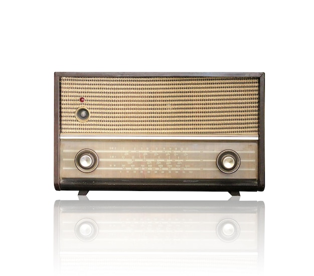Oude radio op een witte achtergrond