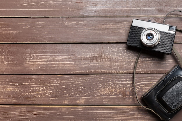 Oude retro camera op houten tafel achtergrond