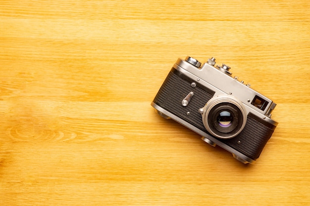 Oude retro camera op vintage houten tafel