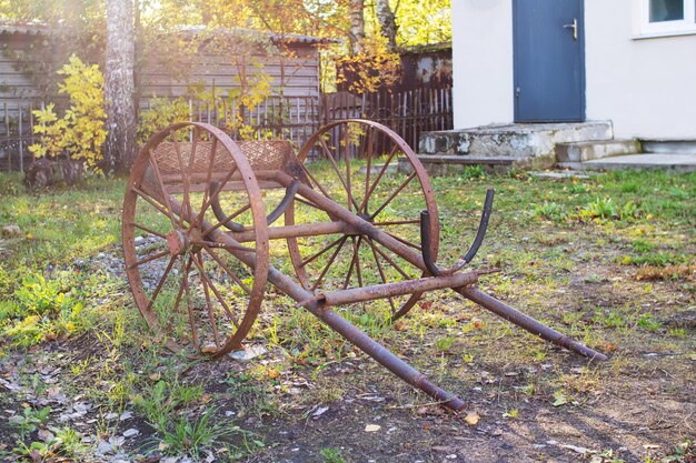 Oude retro metalen kar in de tuin