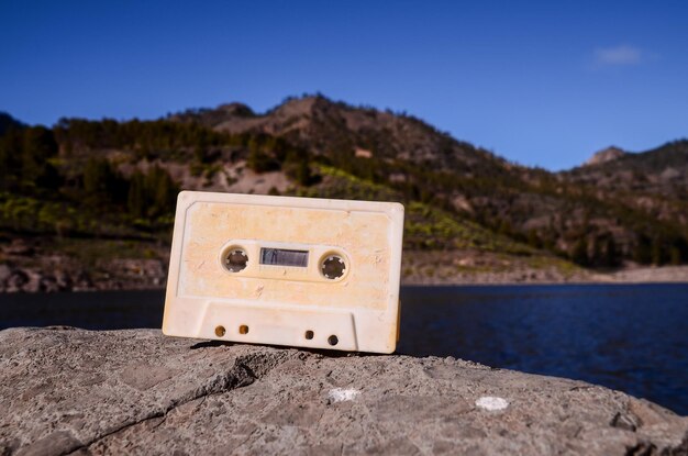 Oude retro-muziekcassette op de rots in het wild