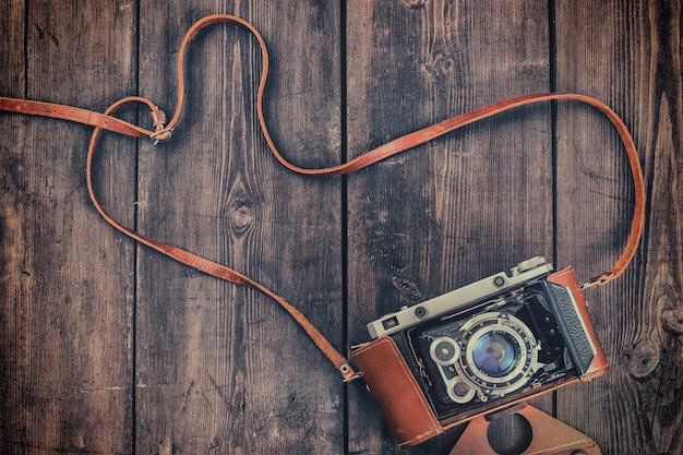 Oude retro vintage camera op houten grunge achtergrond