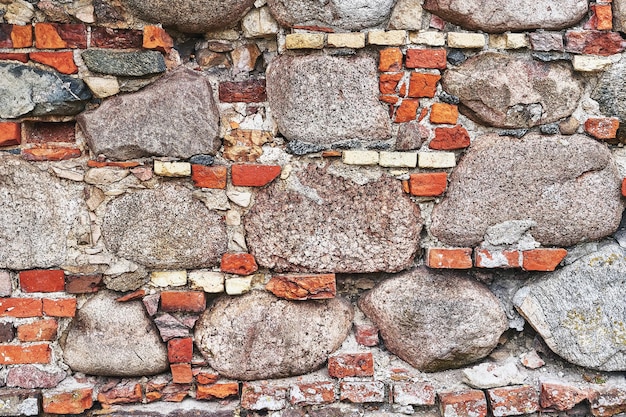 Oude rode bakstenen muur met keien grunge achtergrond kopie ruimte