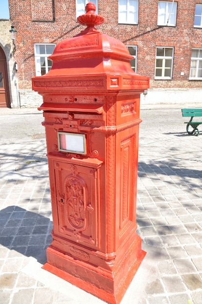 Oude rode brievenbus in een straat van Brugge (België)