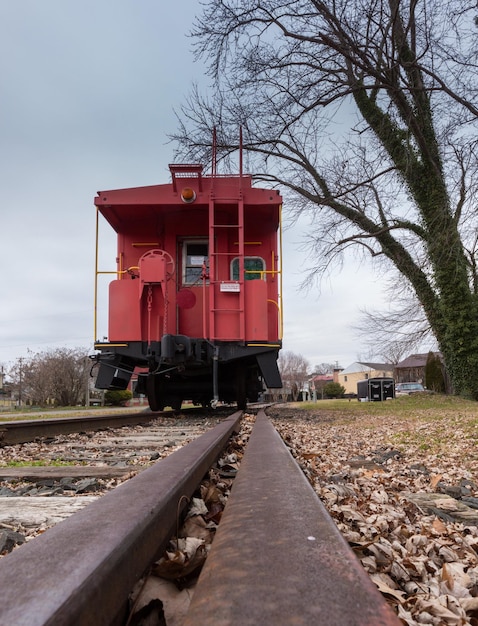 Oude rode kombuis met treinspoor