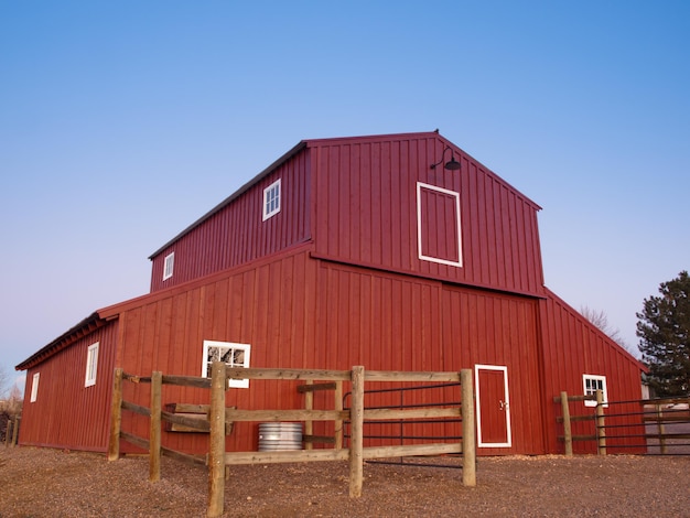 Oude rode schuur in het Lakewood Heritage Center, Colorado.