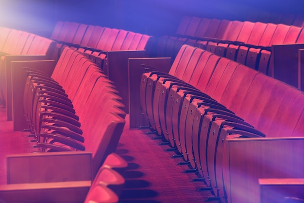 oude rode stoelen in het lege vintage theater