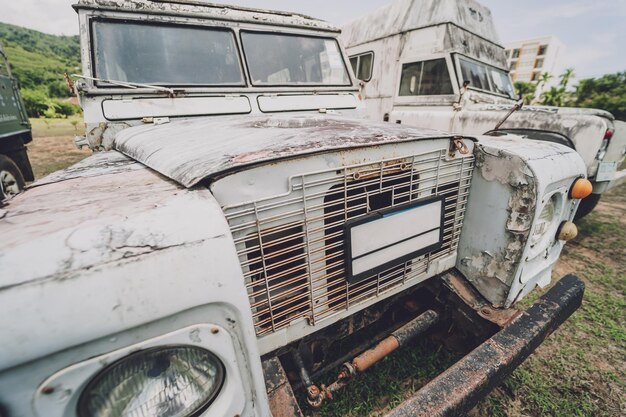 Oude roestige auto's voor safari in de jungle van Afrika