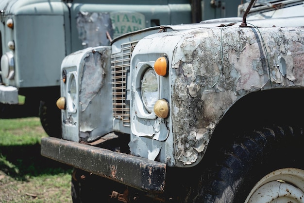 Oude roestige auto's voor safari in de jungle van Afrika