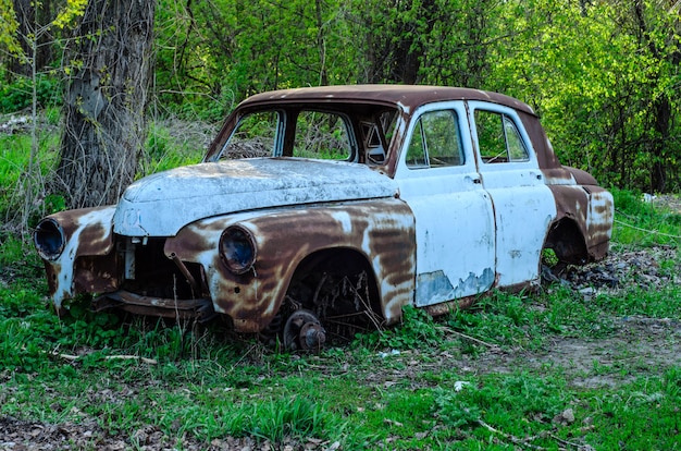 Oude roestige carrosserie op een grond