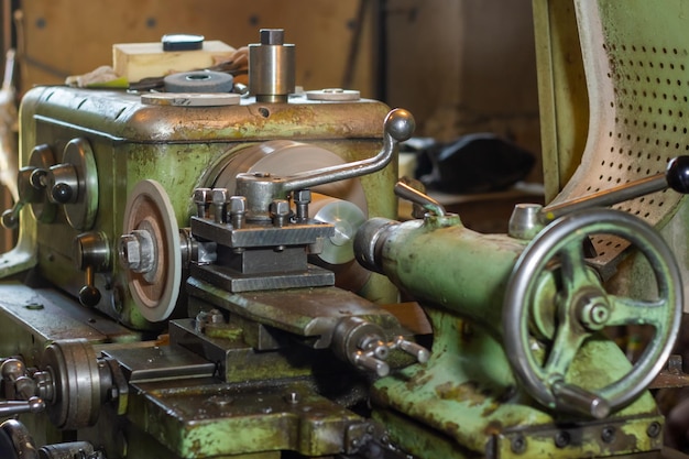 Foto oude roestige industriële machine in een fabriek close-up van een industriële machine