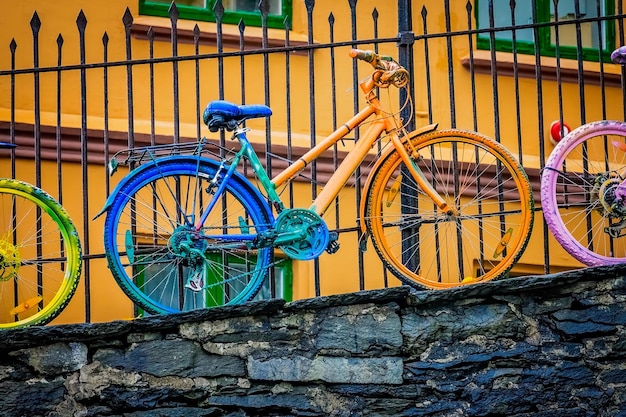 Oude roestige kleurrijk geschilderde vintage fiets