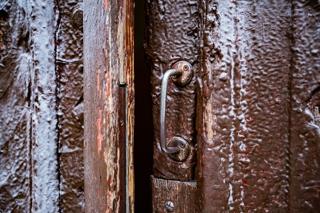 oude roestige metalen handgreep en deur