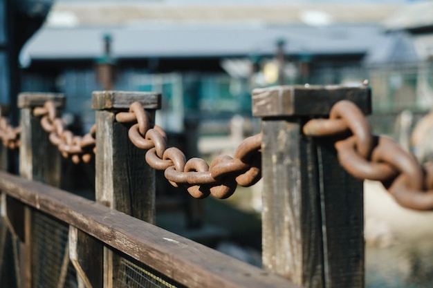 Oude roestige metalen ketting buitenshuis Grote kettingschakels