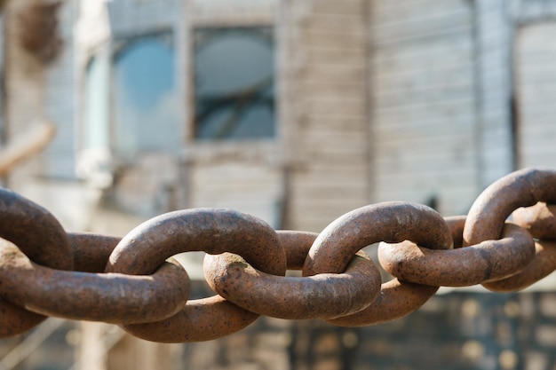 Oude roestige metalen ketting buitenshuis Grote kettingschakels