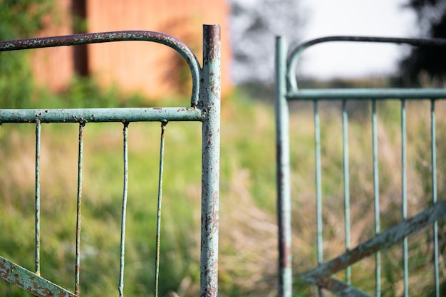 oude roestige metalen poort met gebarsten verf