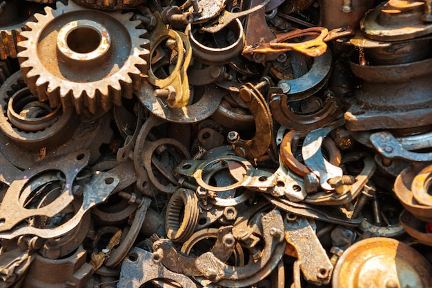 Oude roestige metalen schroot gebruikte machine-onderdelen en auto-onderdelen kunnen worden gebruikt als mechanische industriële achtergrond