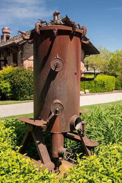 Oude roestige metalen wijnpers in Napa Valley