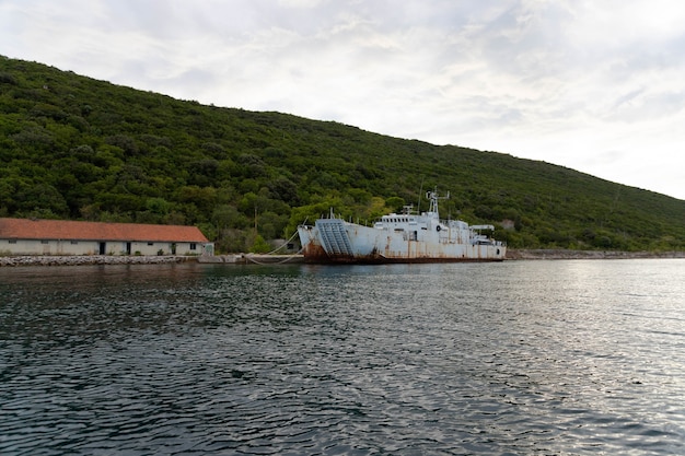 Oude, roestige, ontmantelde oorlogsschepen voor de kust van de Adriatische Zee