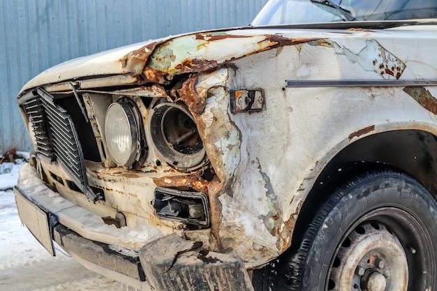 Oude roestige Russische auto Roest op het metaal van een oldtimer