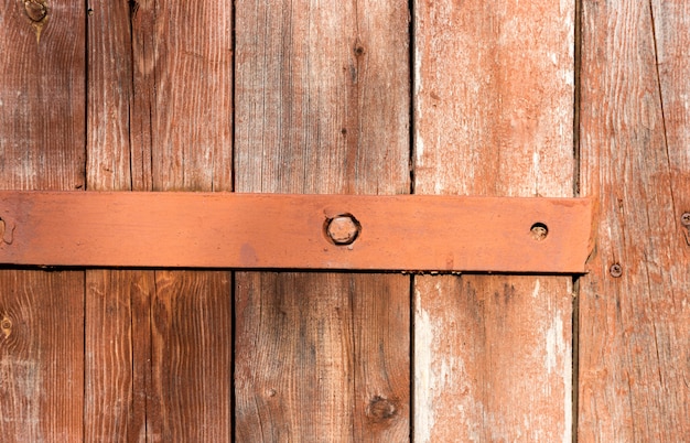 Oude roestige scharnier op houten deur, Oude achtergrond