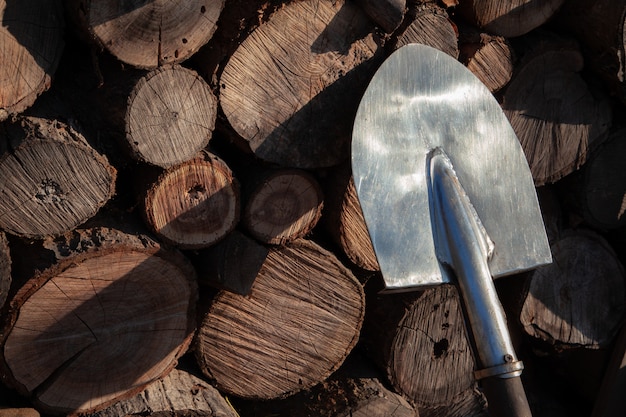 Oude roestige schopsteun tegen Oude houten muur, Houten textuur