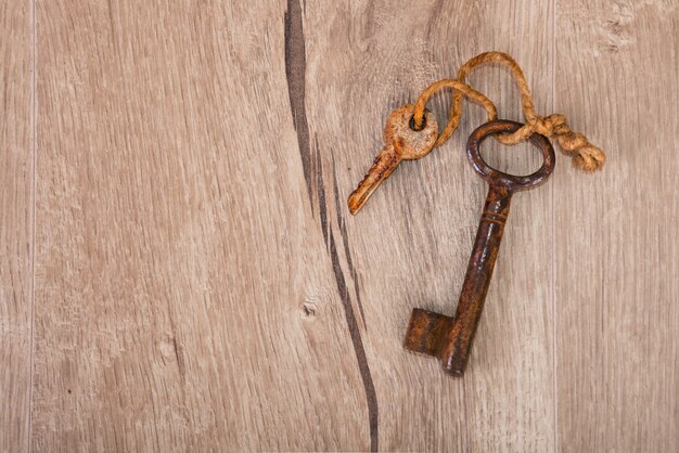 Oude roestige sleutels op hout