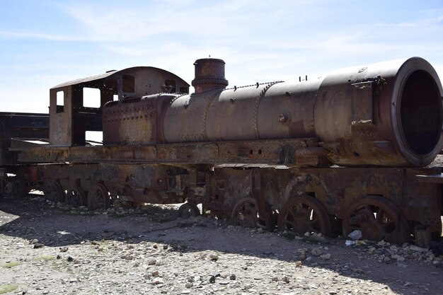 Oude roestige treinen op de antieke treinbegraafplaats dichtbij de zoutvlakten van Uyuni Bolivia