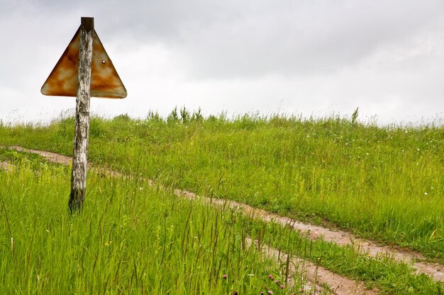 Oude roestige verkeerszucht op crosscountry road