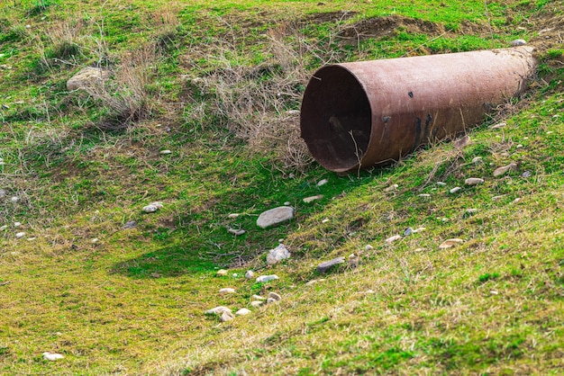 Oude roestige waterkanaalpijp