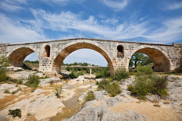 Oude Romeinse brug Julien pont in de Provence, Frankrijk