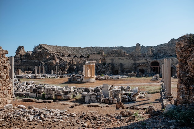 Oude Romeinse Colosseum op het grondgebied van Turkije in de stad Side. Ruïnes van de oude oude stad met veel bezienswaardigheden.