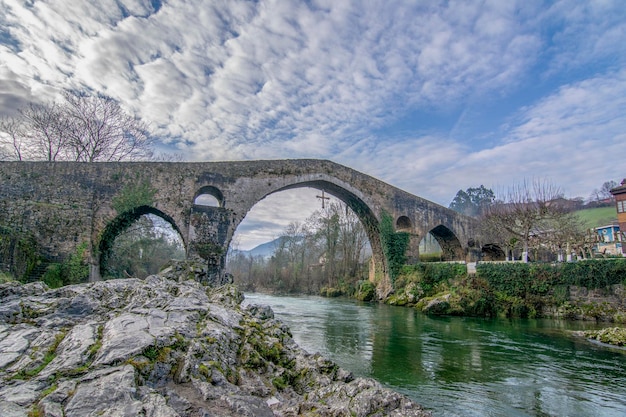 Oude Romeinse stenen brug in Cangas de Onis Asturias Spanje